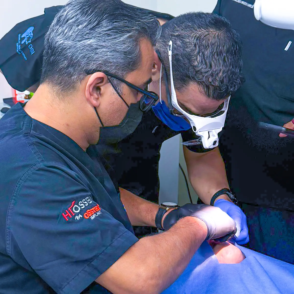 Paciente siendo atendido en SG Dental Clinic